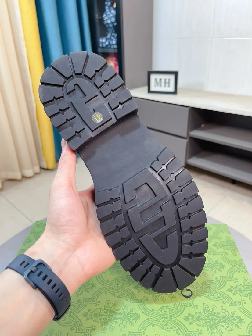 Men's shoes 💰540🌸🌸 (GUCCI) [cow lining plus velvet optional] [can be made without standard] New product Martin boots imported from Canada with full top layer high mercerized frosted fabric, punched using 3D digital technology, high-end and classy, ​​versatile to wear, full of three-dimensionality, close pictures will make you obsessed with the leather. You can't extricate yourself ~ the best on the market.          Fabric: Cowhide/Embossed Lining: Cowhide.          Please make a note when placing an order, sizes: 38-44 (37, 45, 46 can be customized and cannot be returned or exchanged) 5 colors available; black, gray, khaki, coffee, and earthy yellow